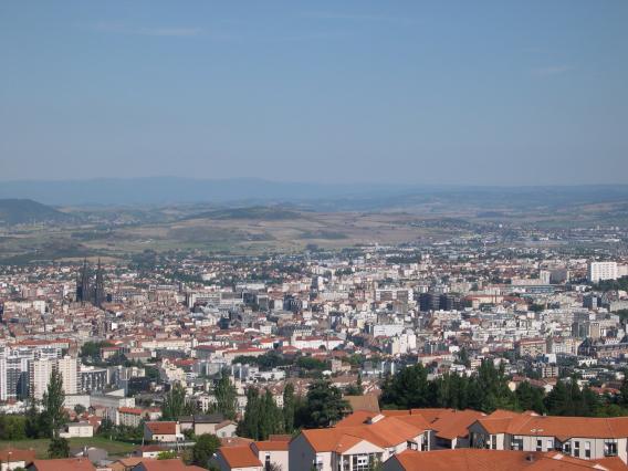  une vue plongeante sur la ville